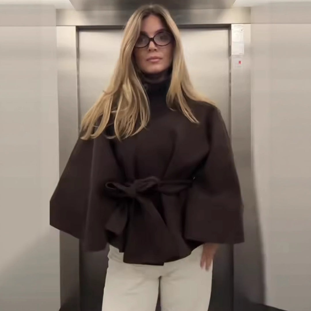 Damen 2900+ eleganter kurzer Cape‑Umhang mit Stehkragen, Knopfleiste und Taillenband Nord Taschen