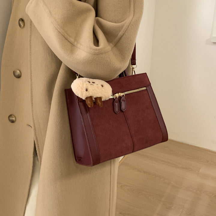 Damen stilvolle Handtasche mit charmantem Schlüsselanhänger Nord Taschen