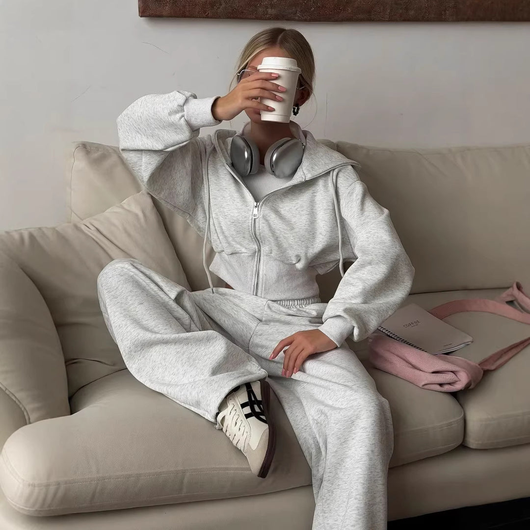 Damen gekürztes Reißverschluss-Hoodie mit Kapuze und hochgeschnittene Relax-Jogginghose mit elastischem Bund Nord Taschen