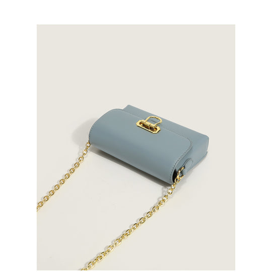 Damen Clutch mit eleganter Verarbeitungsstruktur und dekorativen Kettenakzenten Nord Taschen