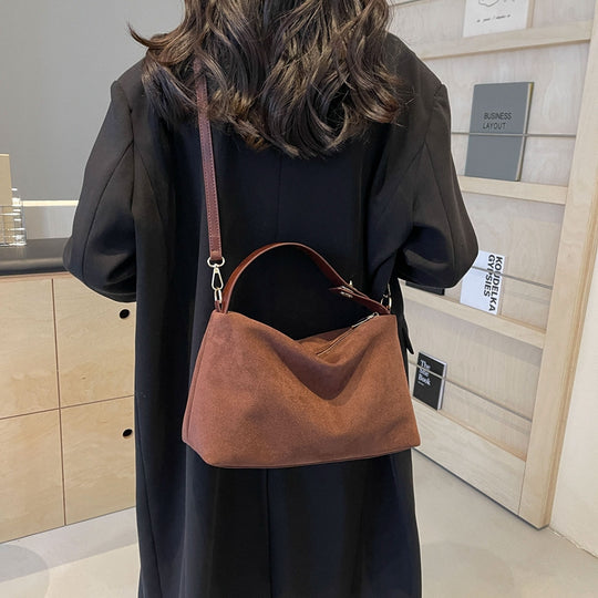 Damen Umhängetasche im eleganten, samtigen Design mit abnehmbarem Trageriemen Nord Taschen