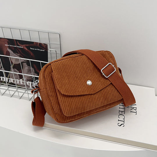 Damen Umhängetasche mit strukturierter Cord-Oberfläche und praktischem Klappenverschluss Nord Taschen