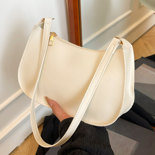 Damen Handtasche mit abgerundeter Silhouette und goldenen Akzenten Nord Taschen