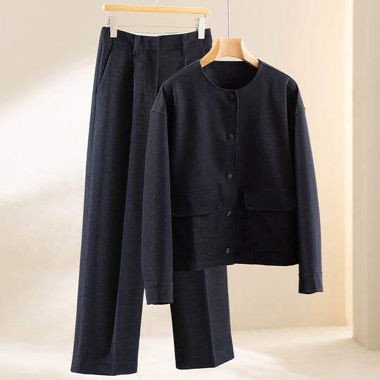 Damen Kurzjacke mit Rundhalsausschnitt, boxy Silhouette und aufgesetzten Pattentaschen Nord Taschen