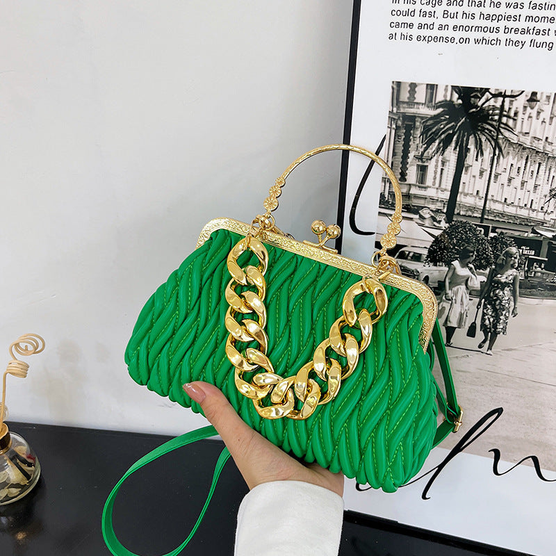 Damen elegante Handtasche mit kreativem Wellenmuster und goldener Kettenverzierung Nord Taschen