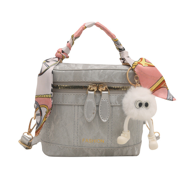 Damen Handtasche mit modischem Halstuch und charmantem Anhänger Nord Taschen