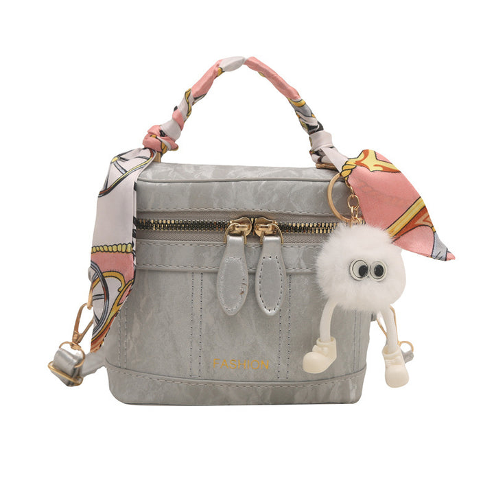 Damen Handtasche mit modischem Halstuch und charmantem Anhänger Nord Taschen