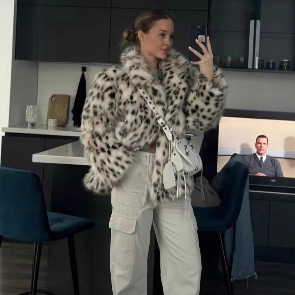 Damen Kurzjacke aus Kunstpelz im Dalmatiner‑Look mit kastiger Silhouette und weitem Schalkragen Nord Taschen