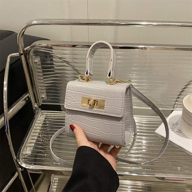 Damen Mini-Tasche mit edler Kroko-Optik und goldenen Akzenten Nord Taschen