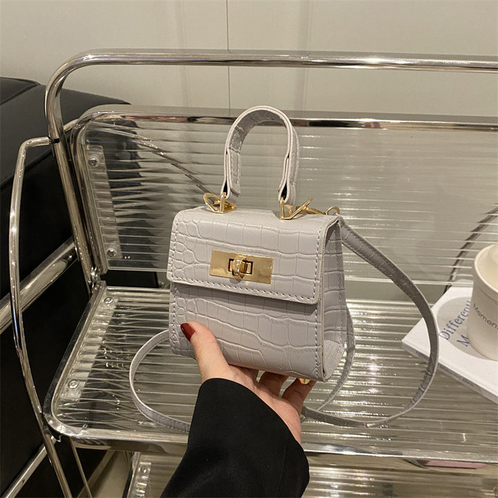 Damen Mini-Tasche mit edler Kroko-Optik und goldenen Akzenten Nord Taschen