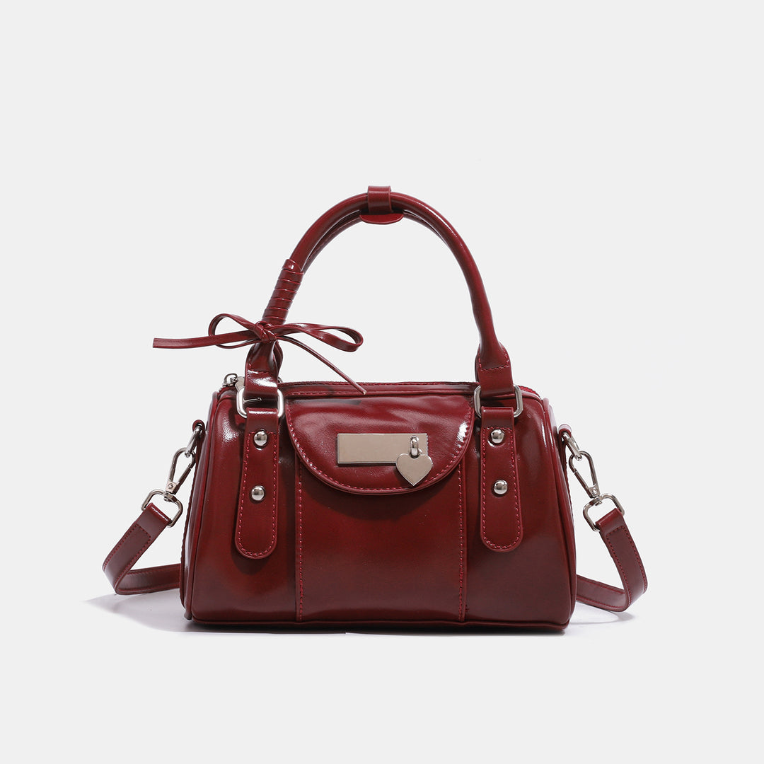 Damen Handtasche im eleganten, glänzenden Stil mit dekorativem Anhänger Nord Taschen