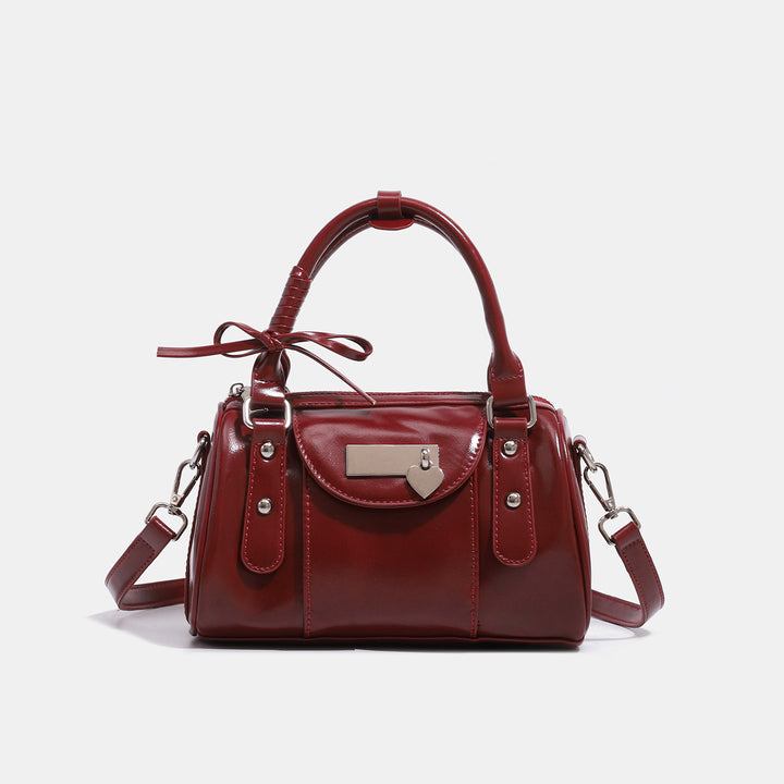 Damen Handtasche im eleganten, glänzenden Stil mit dekorativem Anhänger Nord Taschen