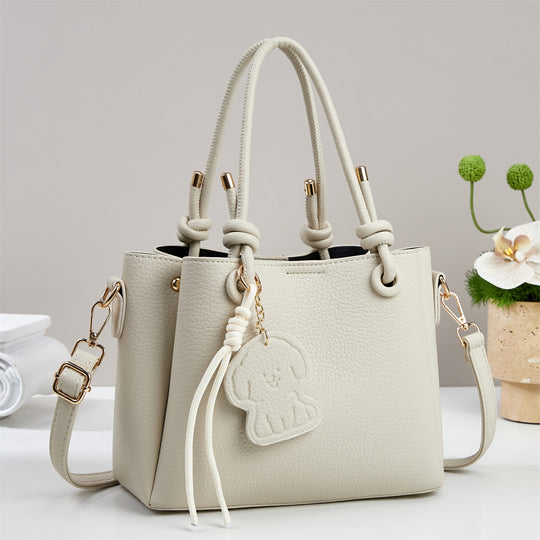 Damen Handtasche mit eleganten Details und abnehmbarer Quastenanhänger Nord Taschen