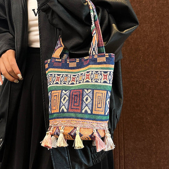 Damen Jute-Tragetasche mit modernem Ethnodruck und trendigen Quasten Nord Taschen