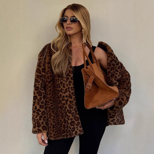 Damen Kurz-Mantel aus veganem Faux-Fur mit Leoparden-Print und kastiger Silhouette Nord Taschen
