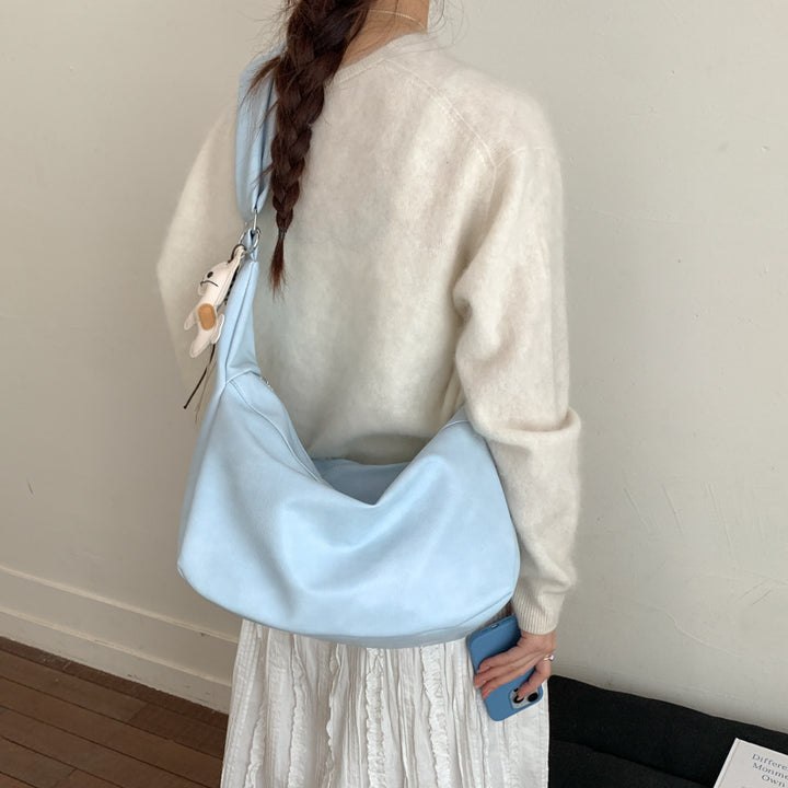Damen Hobo-Tasche aus hochwertigem Kunstleder mit verspieltem Anhänger Nord Taschen