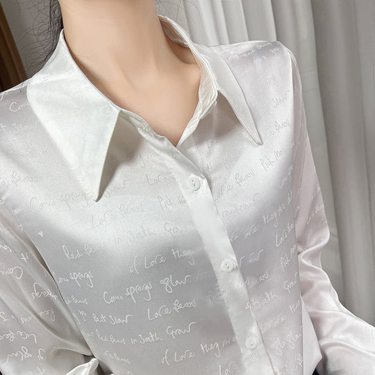 Damen Satinbluse mit zarter Jacquard‑Schrift, spitzem Hemdkragen und durchgehendem Knopfverschluss Nord Taschen