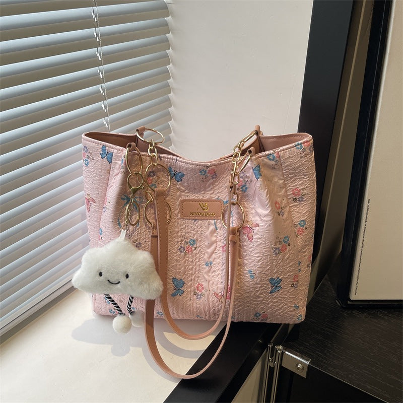 Damen Beuteltasche mit floralem Muster und verspieltem Anhänger Nord Taschen
