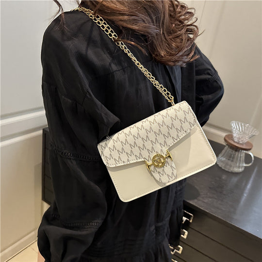 Damen Umhängetasche mit goldener Kettenverzierung und Designer-Logo Nord Taschen