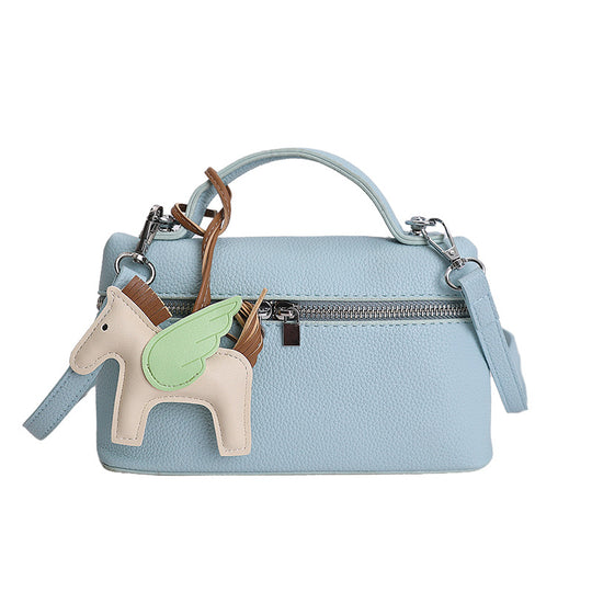 Damen hochwertige Handtasche mit strukturiertem Design und verspieltem Anhänger Nord Taschen