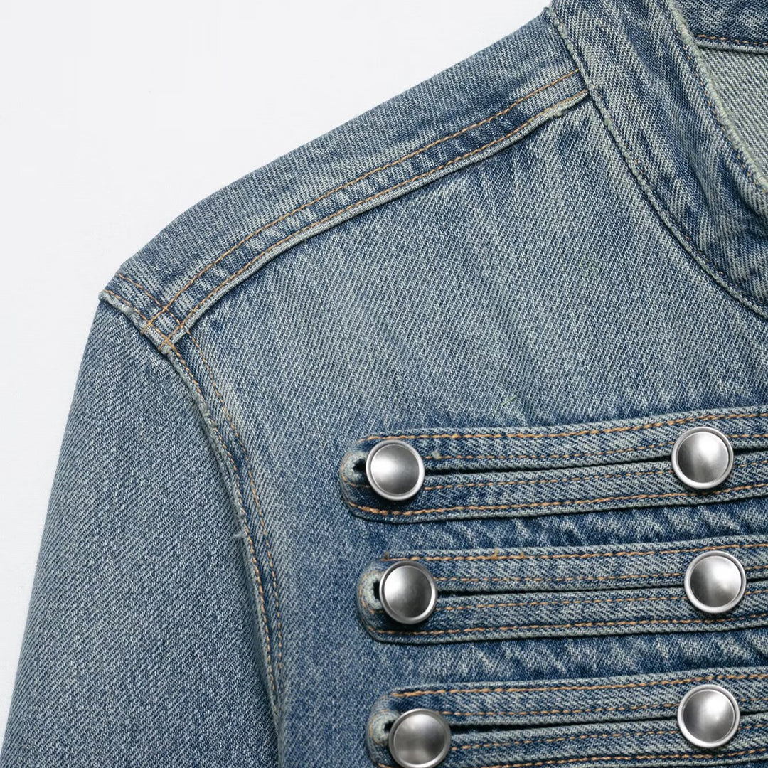 Damen Kurz geschnittene Military-Jeansjacke mit dekorativen Band-Details und Metallnieten Nord Taschen