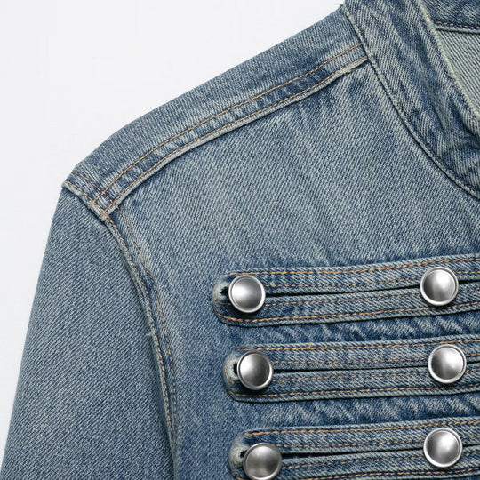 Damen Kurz geschnittene Military-Jeansjacke mit dekorativen Band-Details und Metallnieten Nord Taschen