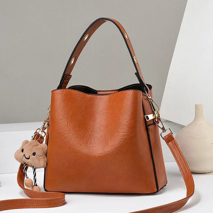Damen Schultertasche mit verspieltem Anhänger Nord Taschen