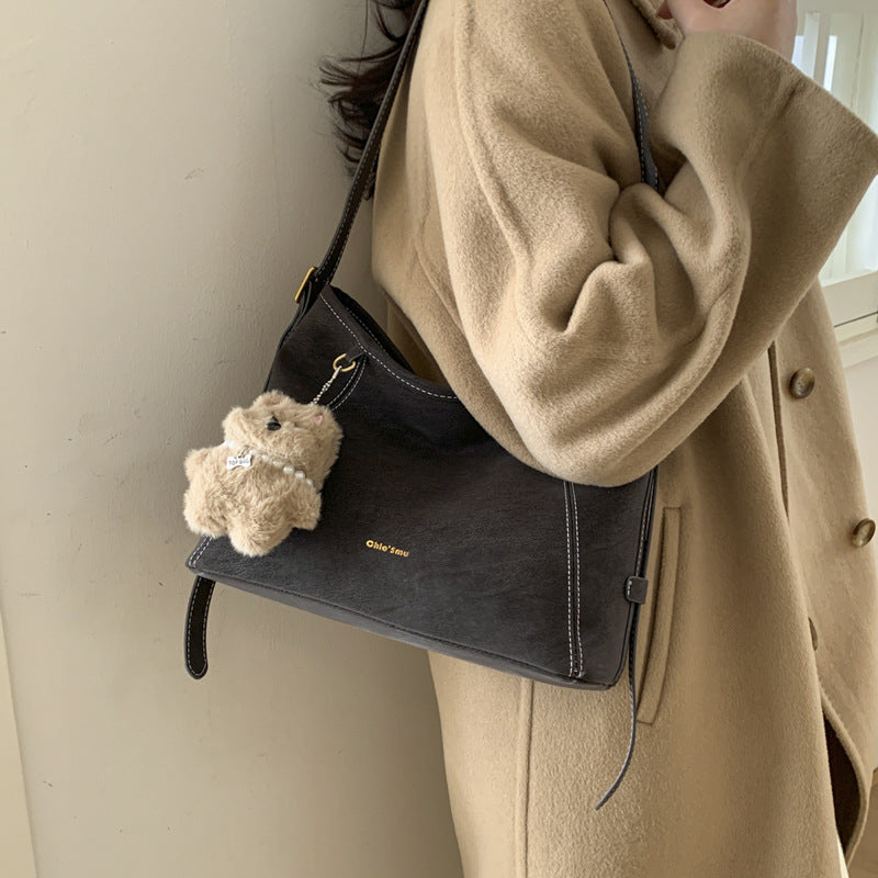 Damen Schultertasche mit verspieltem Tieranhänger und edlem Material Nord Taschen