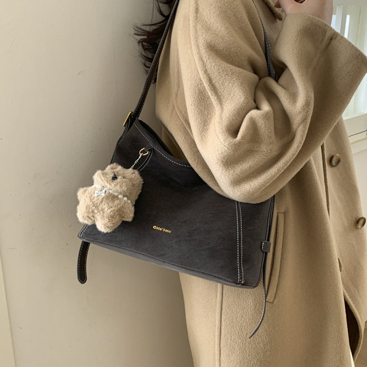 Damen Schultertasche mit verspieltem Tieranhänger und edlem Material Nord Taschen