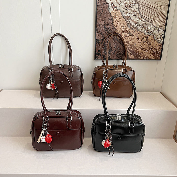 Damen praktische Lederhandtasche mit charmantem Anhänger Nord Taschen