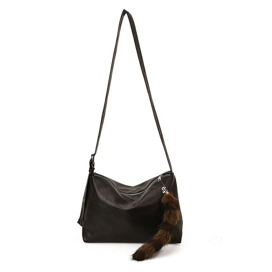 Damen Schultertasche mit sanften Kurven und einzigartigem Pelzanhänger Nord Taschen