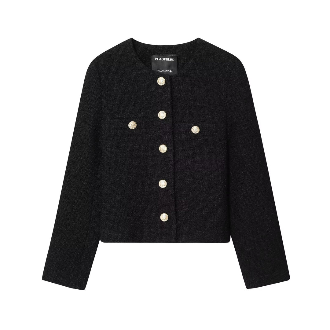 Damen 80+ Kurz geschnittene Bouclé‑Jacke mit Rundhals, goldenen Zierknöpfen und Pattentaschen Nord Taschen