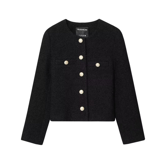 Damen 80+ Kurz geschnittene Bouclé‑Jacke mit Rundhals, goldenen Zierknöpfen und Pattentaschen Nord Taschen