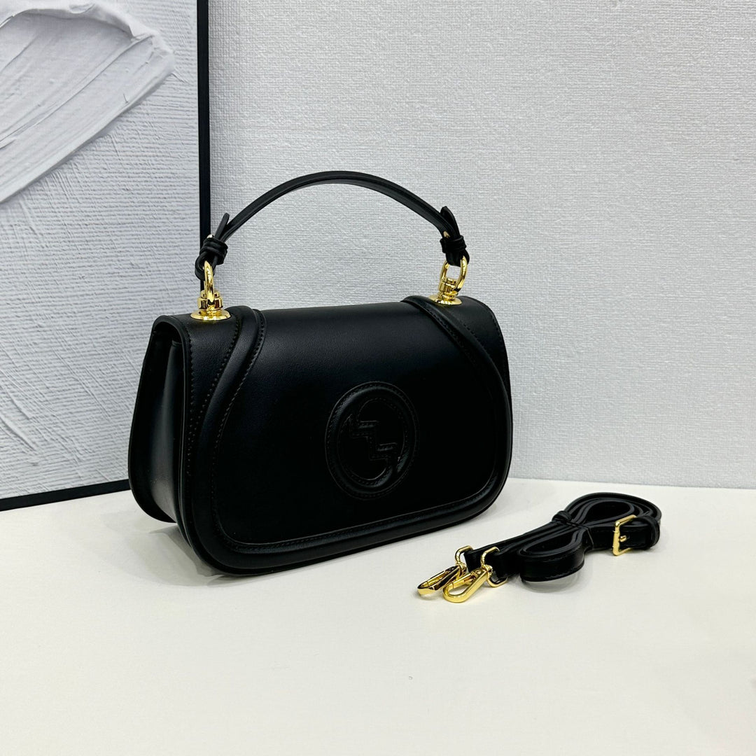 Damen Handtasche im eleganten Design mit goldenen Details Nord Taschen