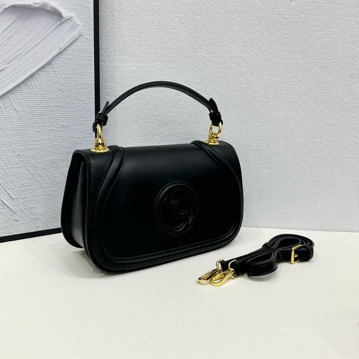 Damen Handtasche im eleganten Design mit goldenen Details Nord Taschen