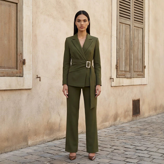 Damen taillierter Wickelblazer mit Perlen-Gürtelschnalle und schlanker Anzughose Nord Taschen