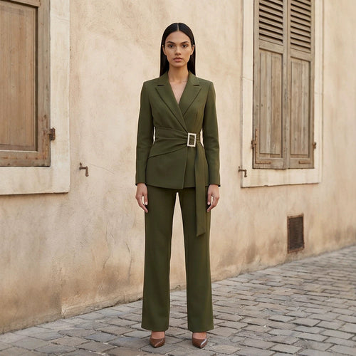 Damen taillierter Wickelblazer mit Perlen-Gürtelschnalle und schlanker Anzughose Nord Taschen