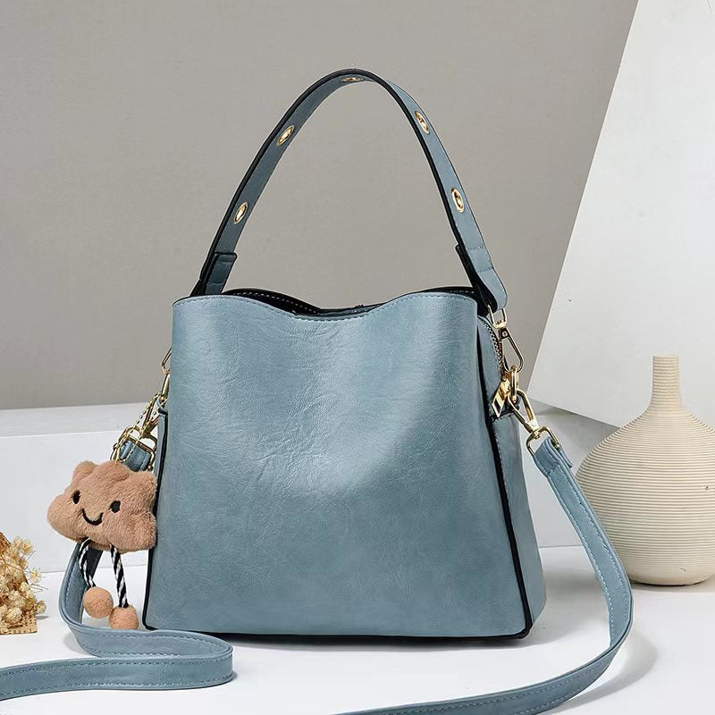 Damen Schultertasche mit verspieltem Anhänger Nord Taschen