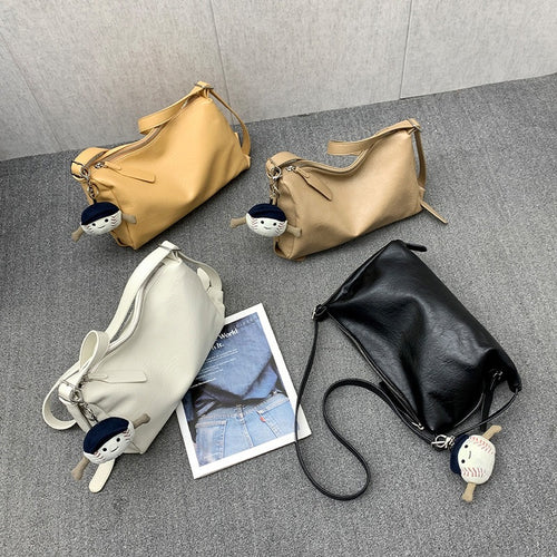 Damen Umhängetasche aus weichem Kunstleder mit verspieltem Anhänger Nord Taschen