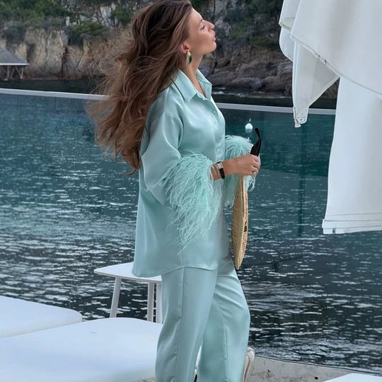 Damen Zweiteiliges Satin-Set mit Federbesatz an den Manschetten Nord Taschen