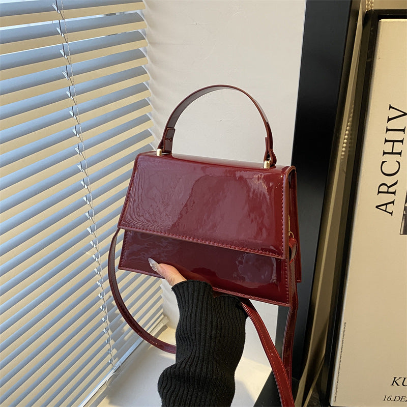Damen stilvolle Lackleder Handtasche mit elegantem Klappverschluss Nord Taschen