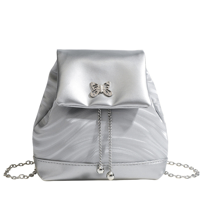 Damen Rucksackhandtasche mit verspieltem Schmetterlingsverschluss und eleganter Oberflächenstruktur Nord Taschen