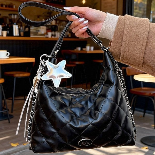 Damen Schultertasche im modernen Steppdesign mit dekorativem Anhänger Nord Taschen