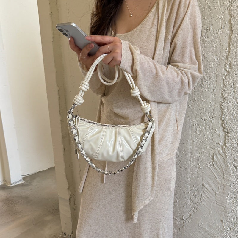 Damen Umhängetasche mit elegantem Kettenverlauf und hochglänzendem Finish Nord Taschen