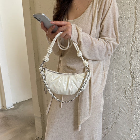 Damen Umhängetasche mit elegantem Kettenverlauf und hochglänzendem Finish Nord Taschen