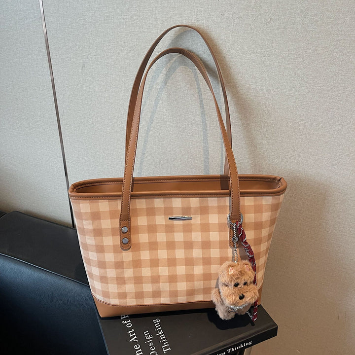 Damen modische Einkaufstasche im karierten Design mit charmantem Anhänger Nord Taschen