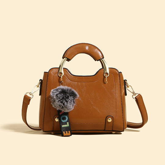 Damen Handtasche mit strukturiertem Kunstleder, abnehmbarem Schulterriemen und dekorativem Pelzanhänger Nord Taschen