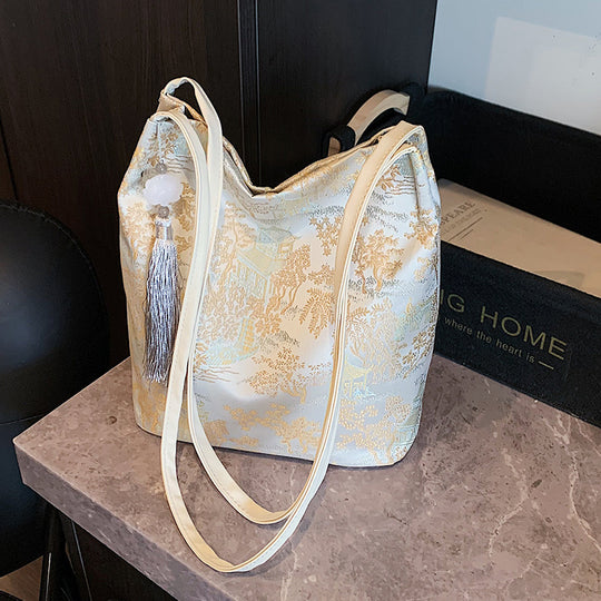 Damen Hobo-Tasche mit elegantem floralem Design und dekorativem Quastenanhänger Nord Taschen