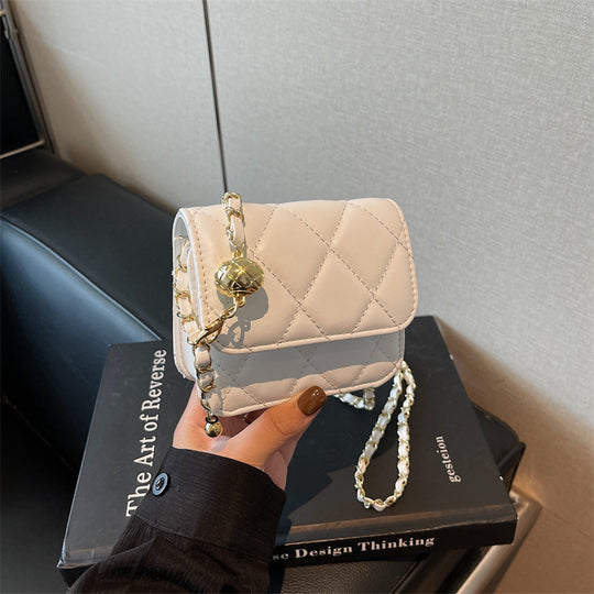 Damen Umhängetasche mit strukturiertem Design und edler Kettenverzierung Nord Taschen
