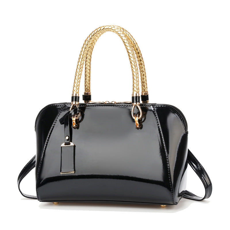 Damen elegante Handtasche mit strukturiertem Obermaterial und modischen Kettenakzenten Nord Taschen